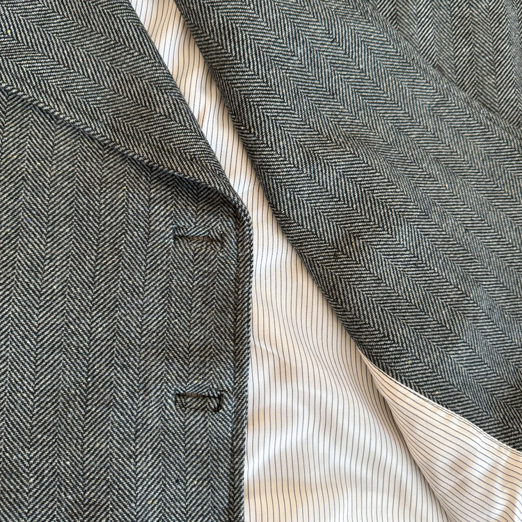 جزییات پارچه جناقی و آستر راهراه کت زنانه مدل هایزل