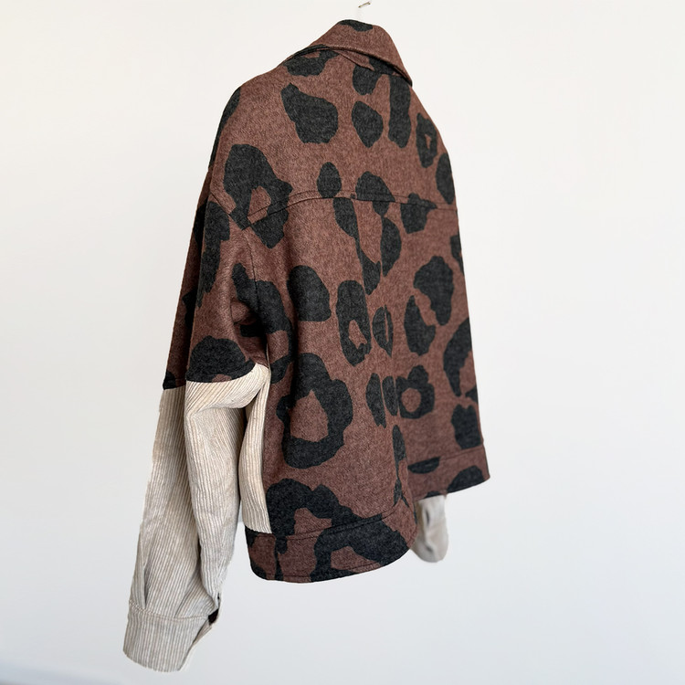 کت زنانه آوین پلنگی نمای پشت با پارچه پشمی طرح لئوپارد