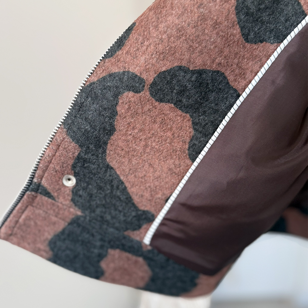 جزییات داخلی کت آوین پلنگی با آستر قهوه‌ای و مغزی‌دوزی راه‌راه