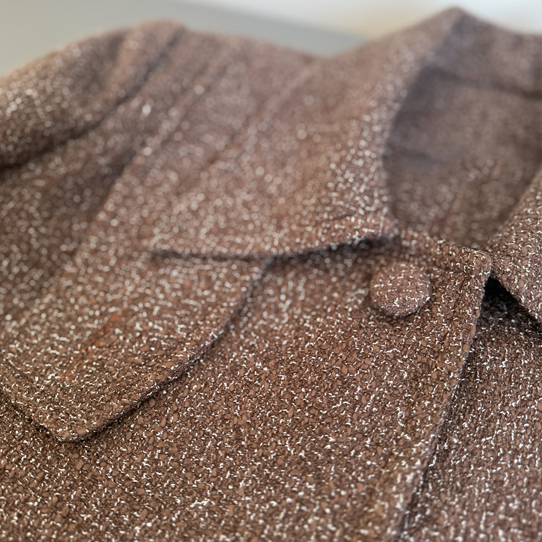 جزییات یقه و دکمه پارچه‌ای کت زنانه روما قهوه‌ای