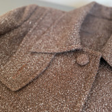 جزییات یقه و دکمه پارچهای کت زنانه روما قهوهای