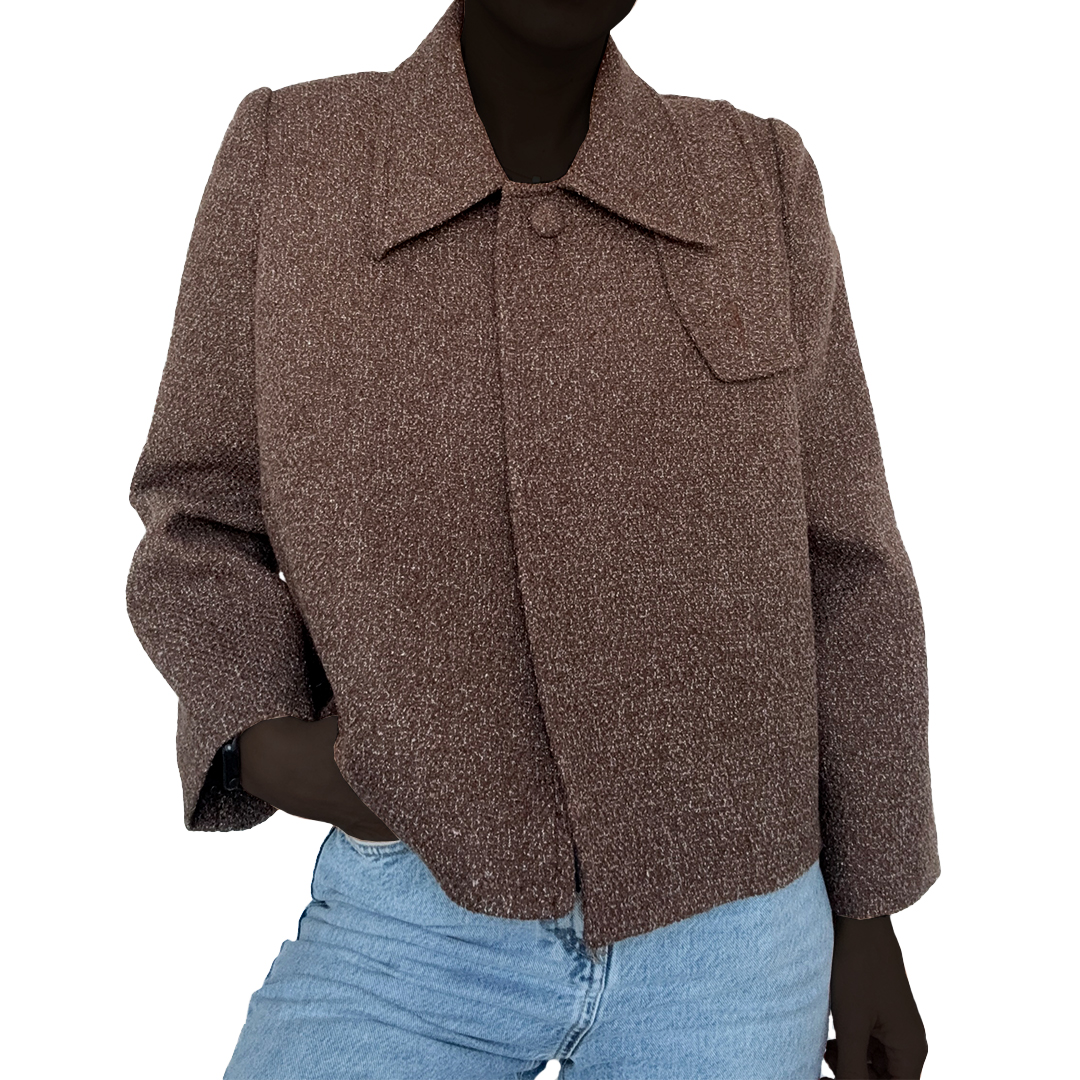 کت زنانه مدل روما قهوه‌ای روی تن با فرم آزاد