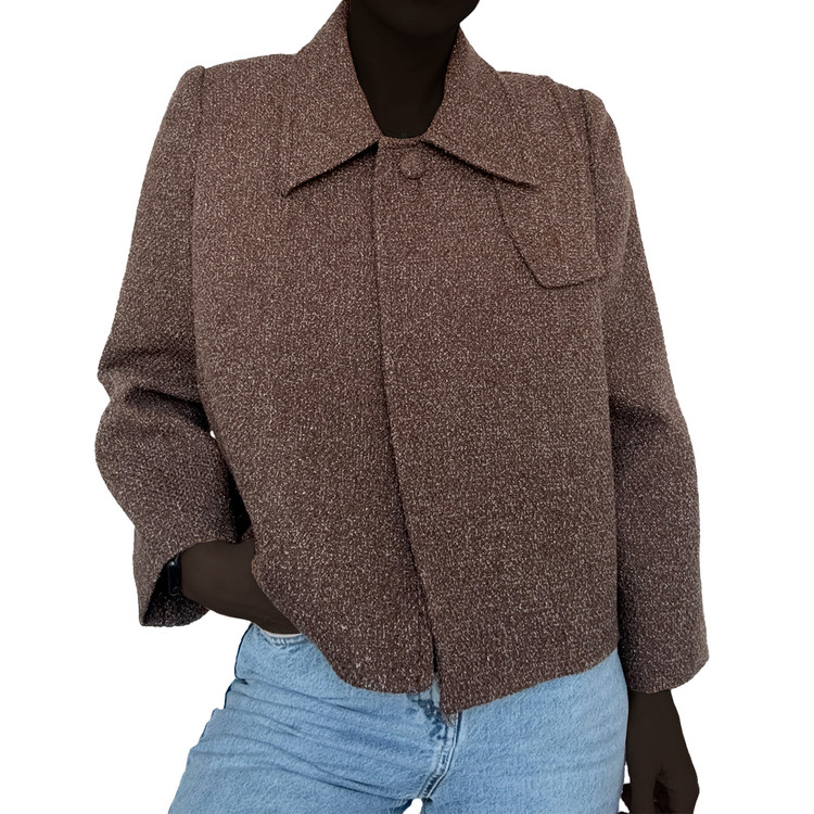 کت زنانه مدل روما قهوهای روی تن با فرم آزاد