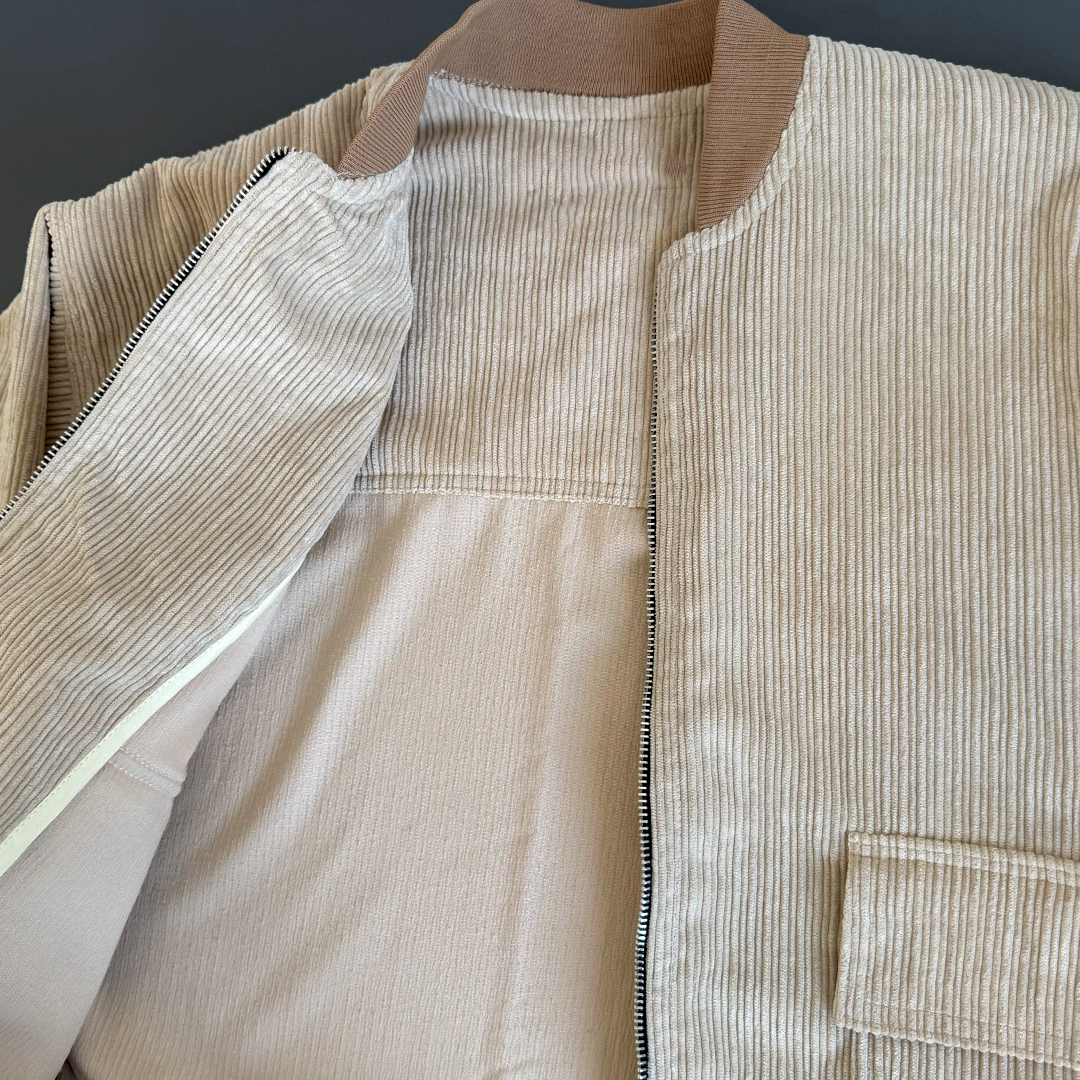 نمای داخلی سویشرت بامبر زنانه کرم با دوخت تمیز