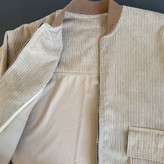 نمای داخلی سویشرت بامبر زنانه کرم با دوخت تمیز