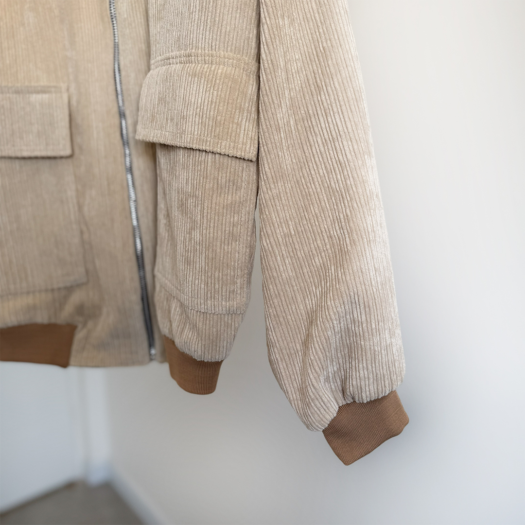 جزییات آستین و مچ کش‌بافت بامبر سویشرت زنانه کرم