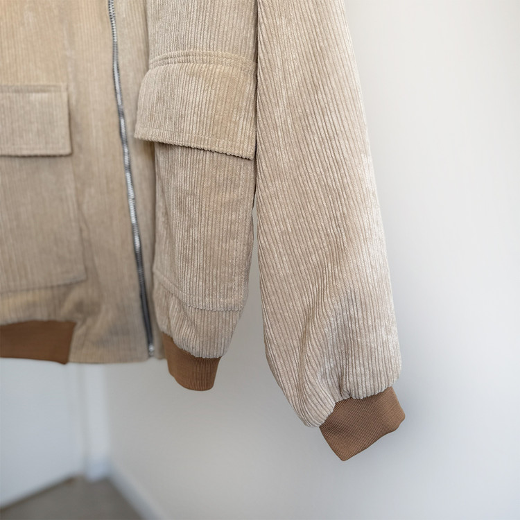 جزییات آستین و مچ کشبافت بامبر سویشرت زنانه کرم