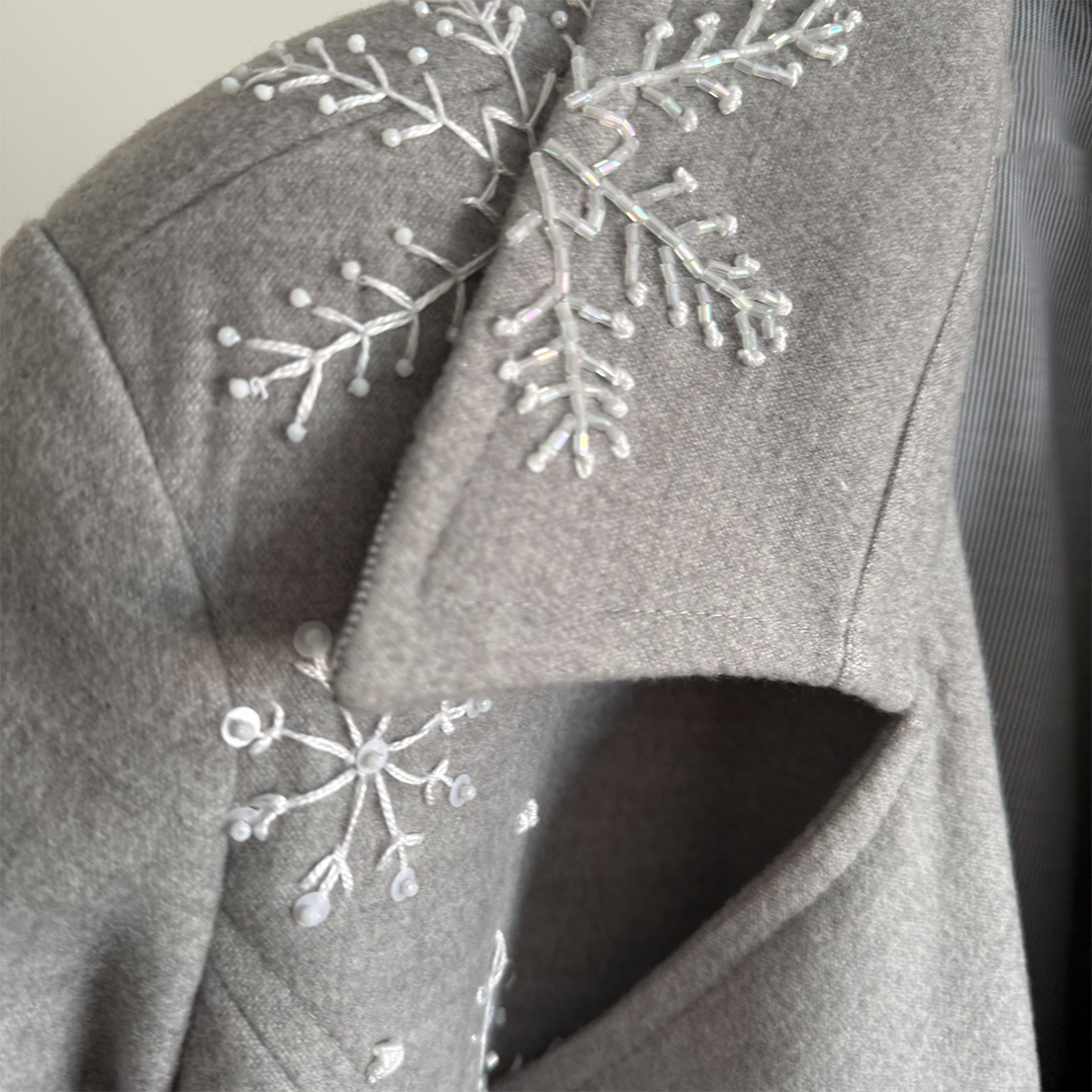 جزییات گلدوزی برفی روی یقه پالتو زنانه فوتر طوسی