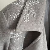 جزییات گلدوزی برفی روی یقه پالتو زنانه فوتر طوسی