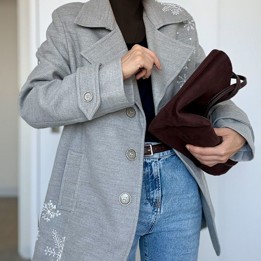 پالتو زنانه فوتر طوسی روی تن با فرم کلاسیک