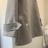 جزییات آستین و سنگدوزی پالتو زنانه فوتر طوسی