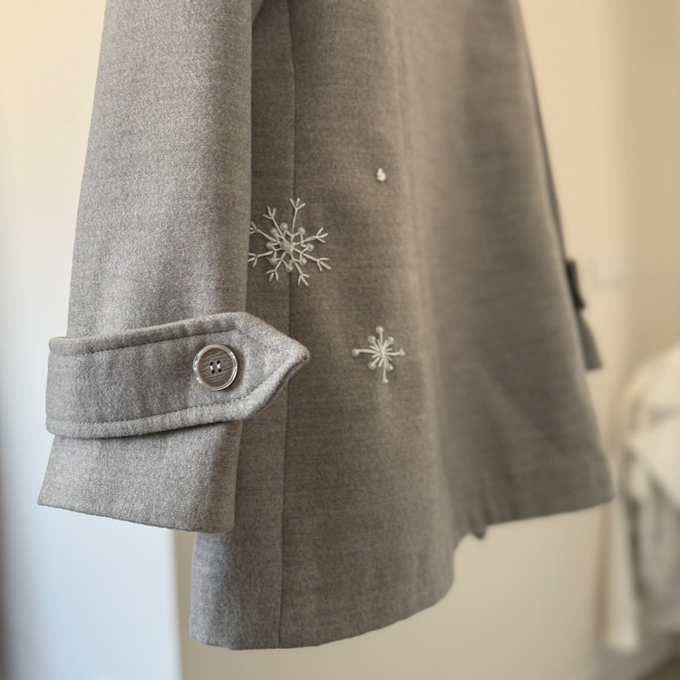 جزییات آستین و سنگدوزی پالتو زنانه فوتر طوسی