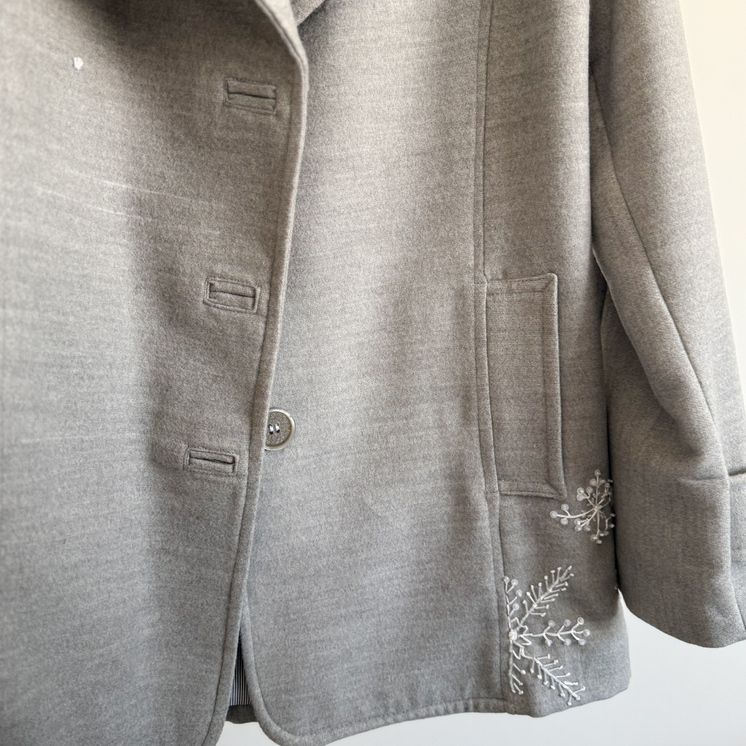 جزییات جیب و دکمه‌های پالتو زنانه فوتر طوسی