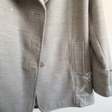 جزییات جیب و دکمههای پالتو زنانه فوتر طوسی