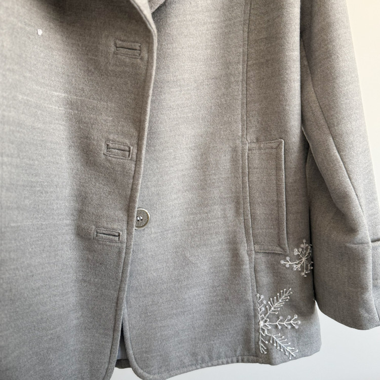 جزییات جیب و دکمههای پالتو زنانه فوتر طوسی