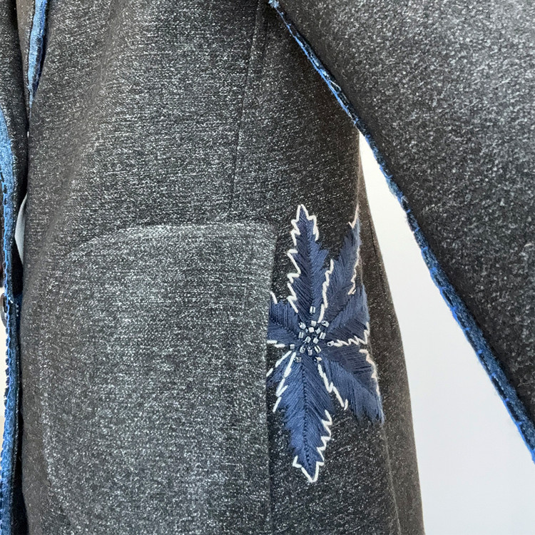 جزییات گلدوزی برگ آبی روی پالتو زنانه