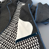 نمای داخلی پالتو زنانه گلدوزی برگ با آستر طرحدار