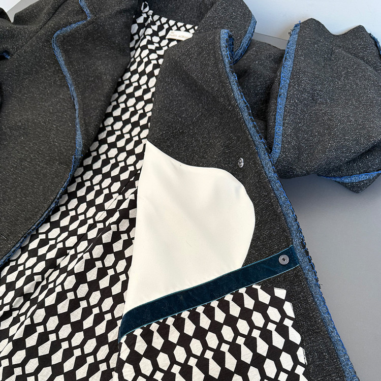 نمای داخلی پالتو زنانه گلدوزی برگ با آستر طرحدار