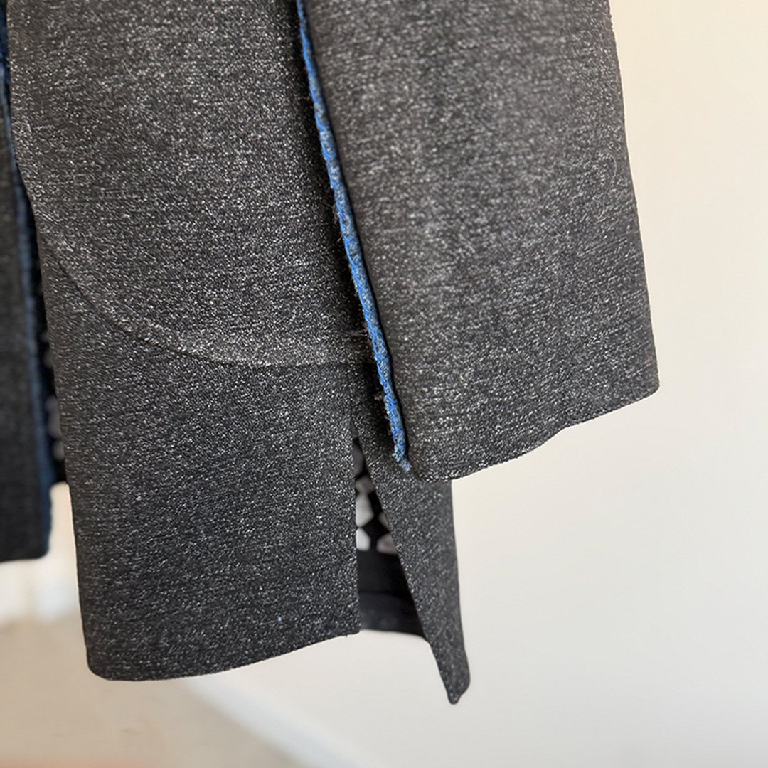 جزییات چاک کناری پالتو زنانه گلدوزی برگ