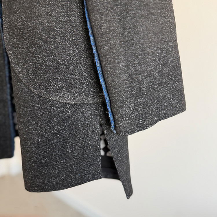 جزییات چاک کناری پالتو زنانه گلدوزی برگ