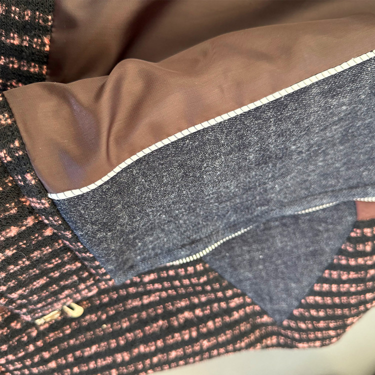 نمای داخلی کت زنانه مدل السا با آستر قهوهای و دوخت مغزی