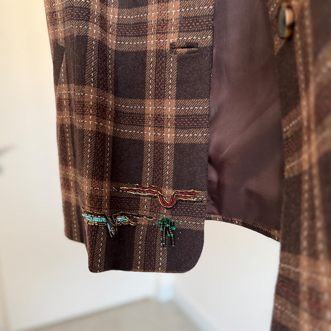 جزییات مهره‌دوزی روی پالتو زنانه مدل رز