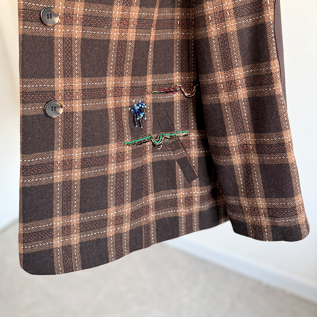 جزییات جواهردوزی روی جیب پالتو زنانه مدل رز