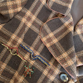 جواهردوزی ظریف و رنگی روی پالتو زنانه پشمی مدل رز