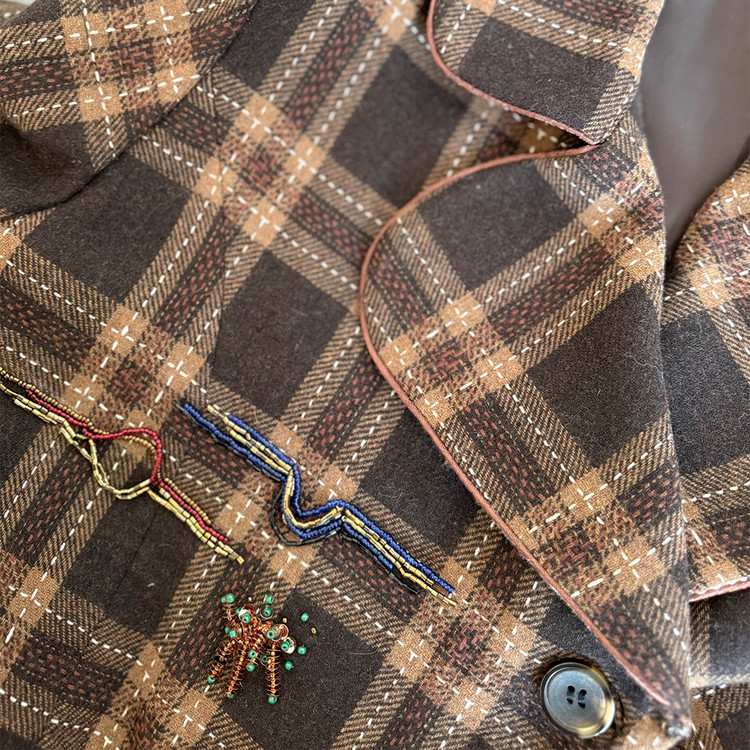 جواهردوزی ظریف و رنگی روی پالتو زنانه پشمی مدل رز