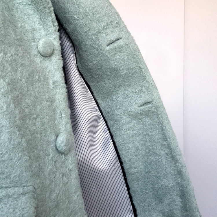 جزییات یقه و دکمه پارچهای پالتو زنانه زمستانه مدل میتا