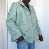 پالتو زنانه زمستانه مدل میتا روی تن با فرم آزاد