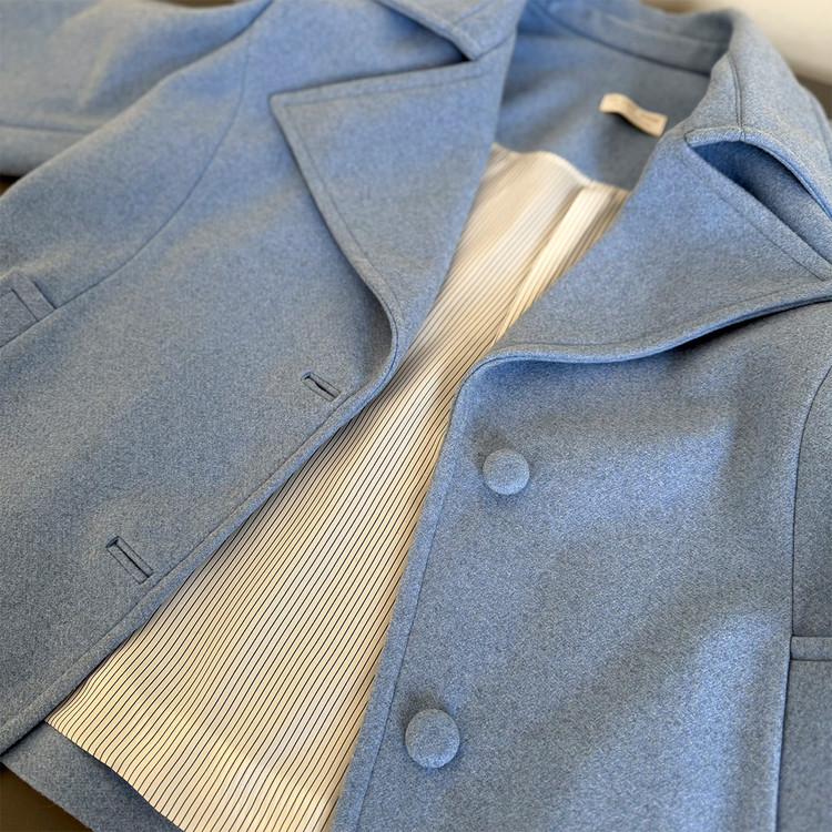 جزییات یقه و آستر راهراه پالتو زنانه زمستانه فوتر