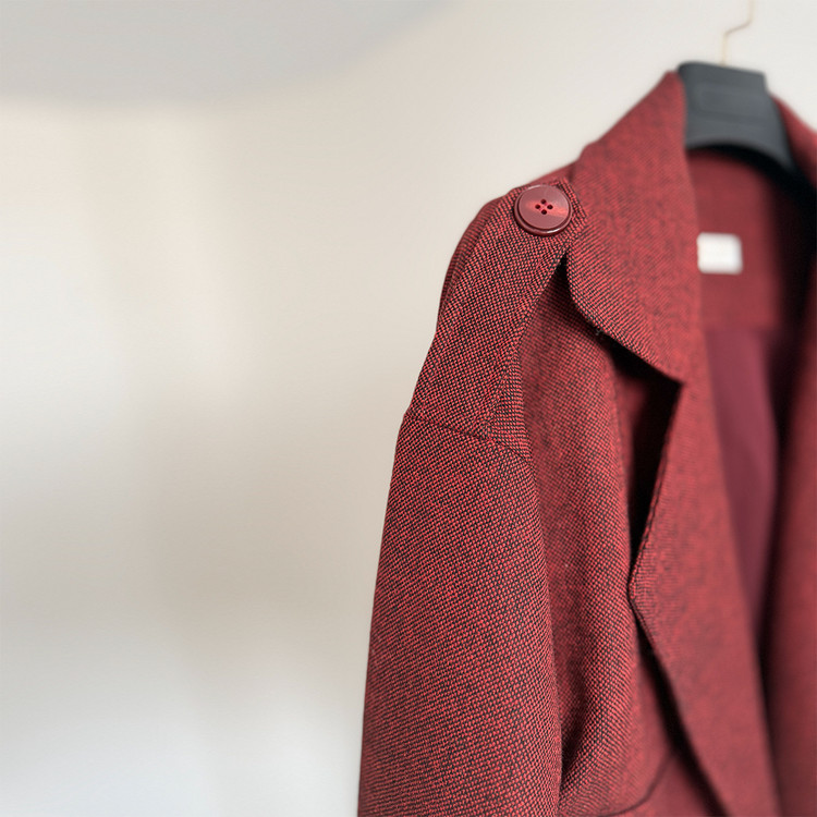 جزییات دکمه و سرشانه کت زنانه مدل زاراژ