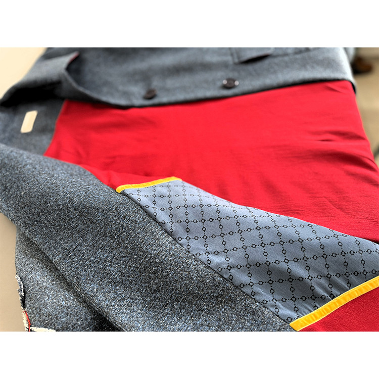 جزئیات آستر قرمز و نوار دوزی داخلی رزالنت