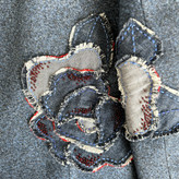 جزئیات گل رز دستدوز پشت پالتو رزالنت