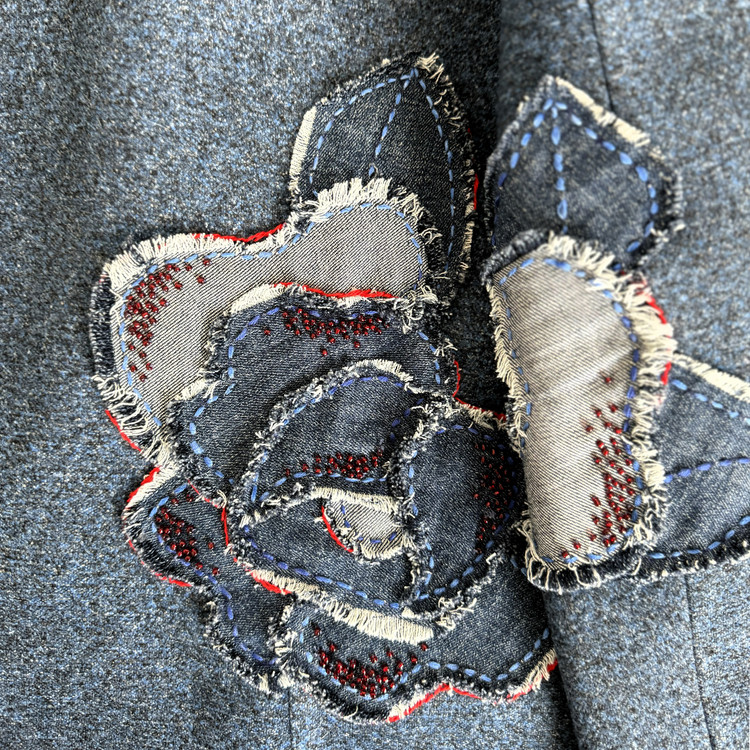 جزئیات گل رز دستدوز پشت پالتو رزالنت